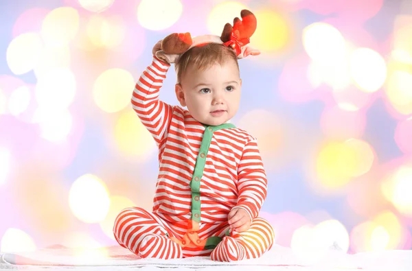 Bebé bonito com decoração de Natal contra luzes de Natal desfocadas — Fotografia de Stock