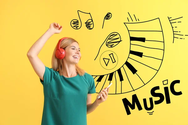 Mujer hermosa feliz escuchando música sobre fondo de color — Foto de Stock