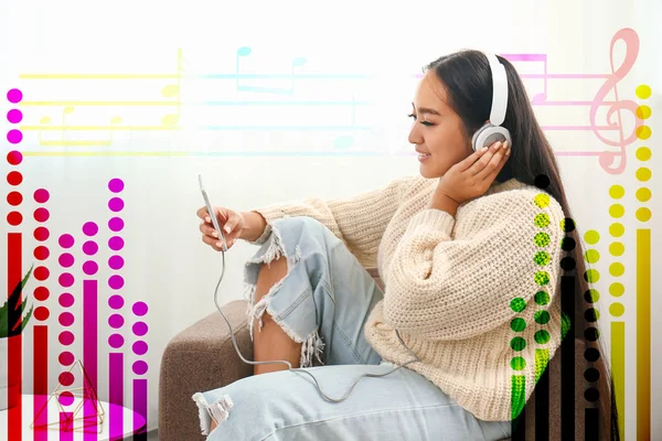 Hermosa mujer asiática escuchando música en casa — Foto de Stock