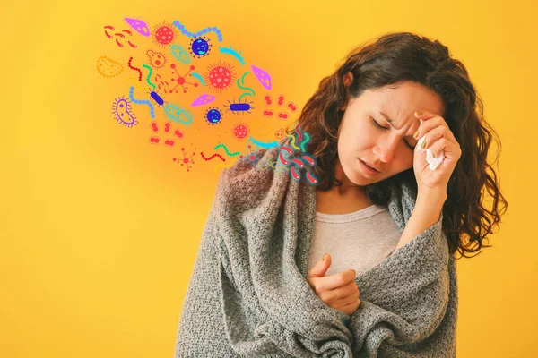 Mujer enferma de gripe sobre fondo de color —  Fotos de Stock