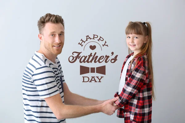Portret van een gelukkig man en zijn dochter op een lichte achtergrond. Vaderdag viering — Stockfoto