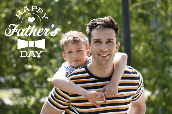 Portret van een gelukkige vader en zoon buiten. Vaderdag viering — Stockfoto