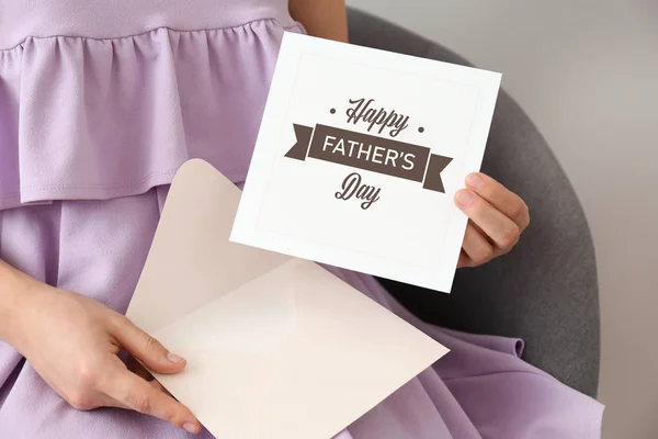 Жінка з листівкою на День батька. — стокове фото