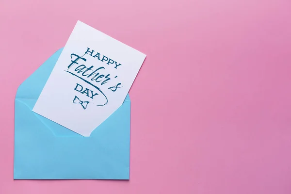 Envelope and greeting card for Father's Day on color background — Stock Photo, Image
