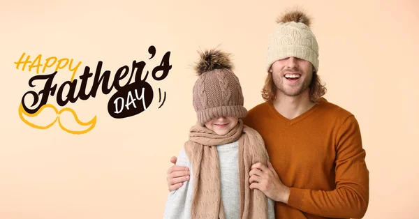 Mężczyzna i jego syn w zimowych ubraniach na tle koloru. Obchody Dnia Ojca — Zdjęcie stockowe