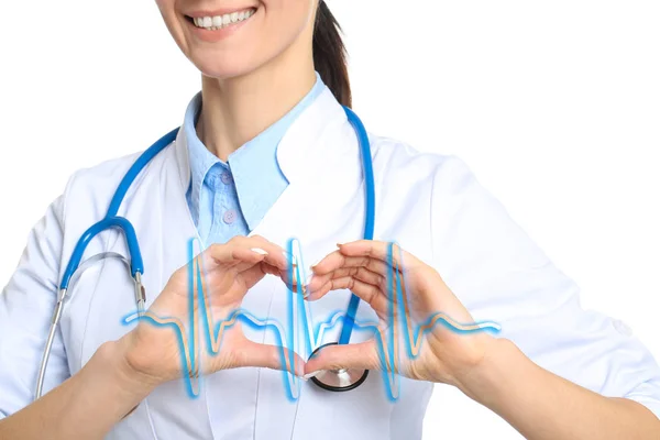 Cardiologista feminina fazendo coração com as mãos e cardiograma desenhado em fundo branco — Fotografia de Stock