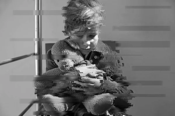 Портрет пригніченого маленького хлопчика в приміщенні — стокове фото
