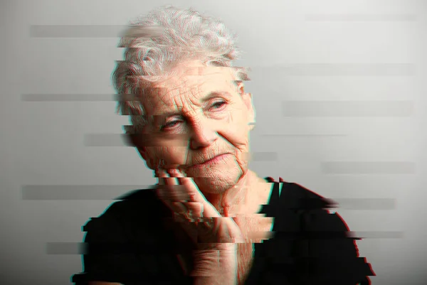 Portret van depressieve oudere vrouw op grijze achtergrond — Stockfoto