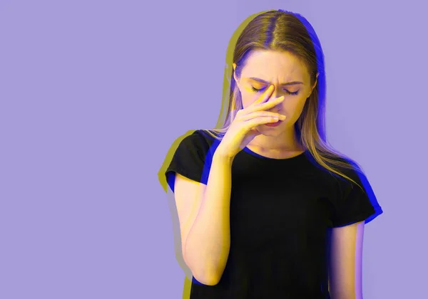 Renk arka plan üzerinde depresif genç kadın — Stok fotoğraf