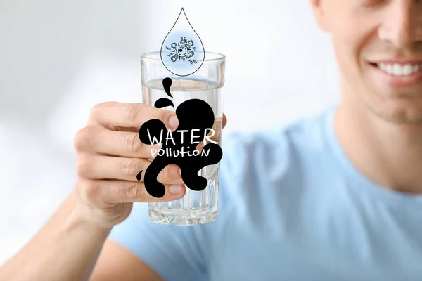 Hombre con vaso de agua, primer plano. Problema de contaminación — Foto de Stock