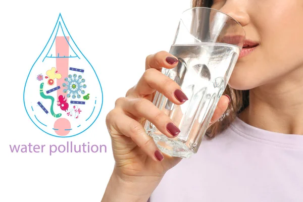 Молодая женщина пьет воду и вытягивает капли с микробами на белом фоне. Проблема загрязнения — стоковое фото