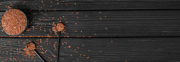 Чаша с семенами льна и ложками на деревянном фоне с местом для текста
