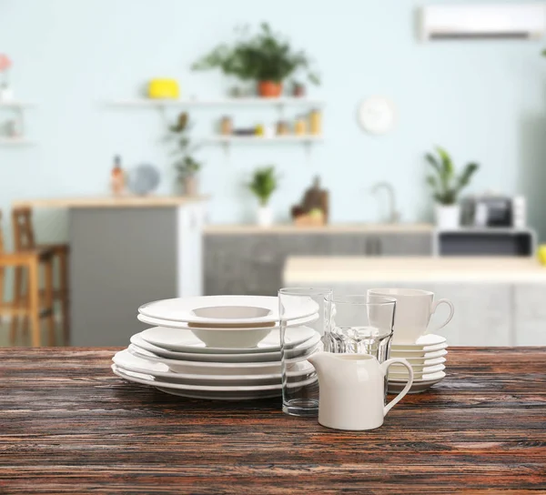 Set de vajilla limpia en cocina moderna — Foto de Stock
