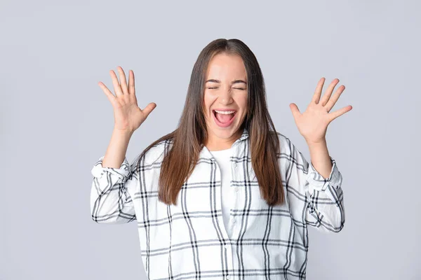 Portrait of screaming woman on grey background — Stock Photo, Image