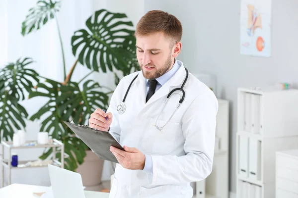 Retrato de médico masculino com área de transferência na clínica — Fotografia de Stock