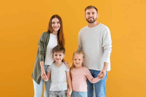 Портрет счастливой семьи на цветном фоне — стоковое фото