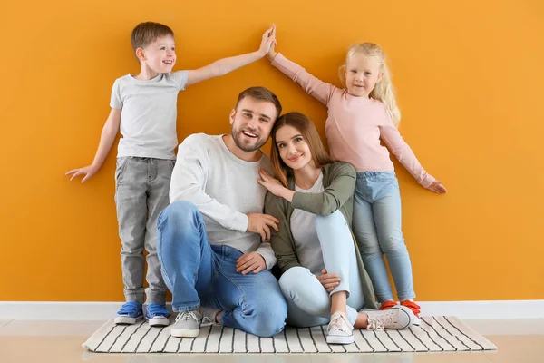 Ritratto di famiglia felice vicino alla parete a colori — Foto Stock