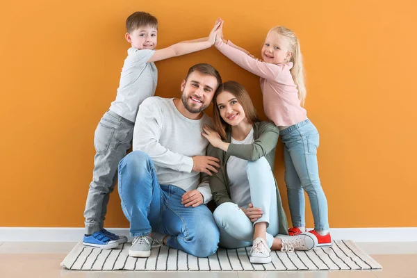 Retrato de família feliz perto da parede de cor — Fotografia de Stock
