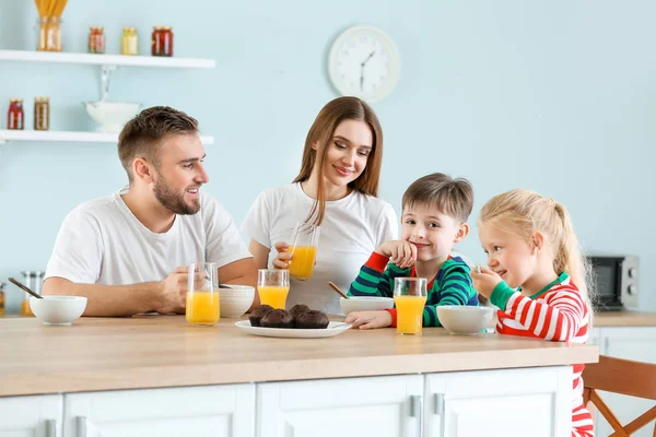 Famiglia felice che pranza in cucina — Foto Stock