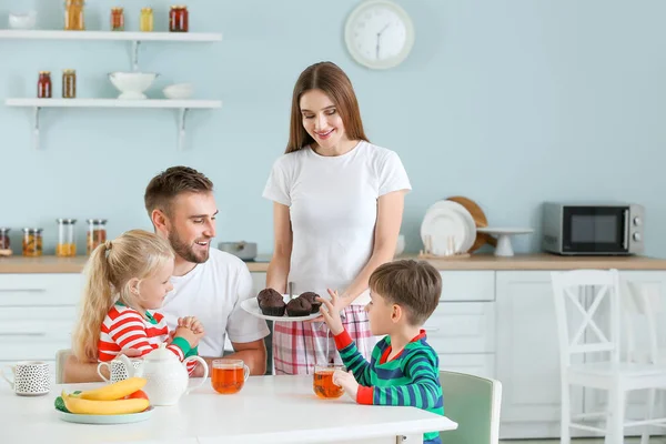 Šťastná rodina se snídaní v kuchyni — Stock fotografie