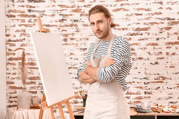 Jovem artista masculino pintura em casa — Fotografia de Stock