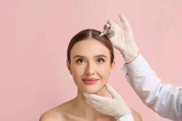 Mladá žena s problémem vypadávání vlasů obdrží injekci na barevném pozadí — Stock fotografie