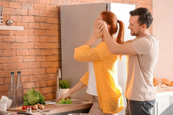 Casal feliz se divertindo na cozinha em casa — Fotografia de Stock