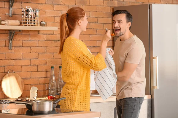 mutlu çift birlikte mutfakta yemek