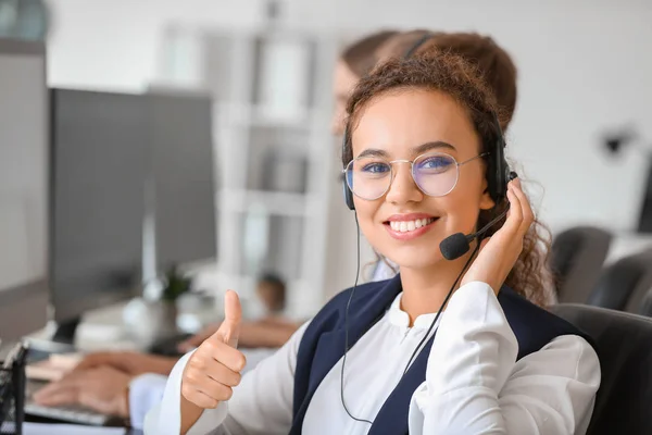 Technical support agent showing thumb-up in office — Stock Photo, Image