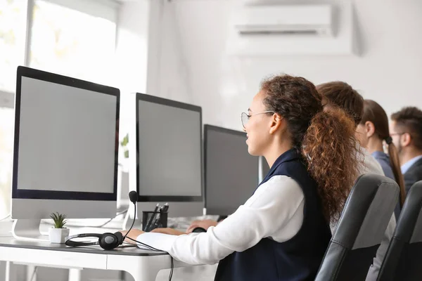Technical support agents working in office — Stock Photo, Image