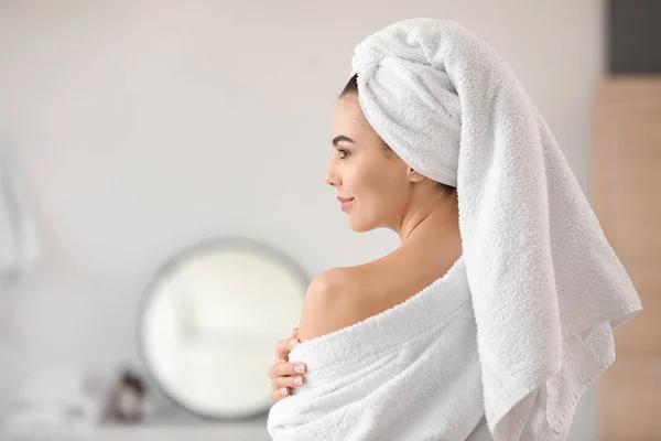 Beautiful young woman in bathroom — Stock Photo, Image