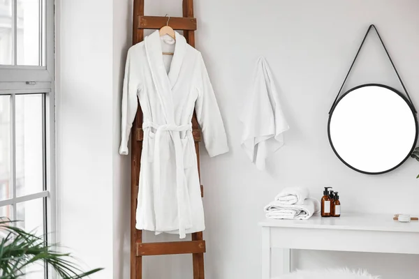 Мягкий чистый халат в светлой ванной комнате — стоковое фото