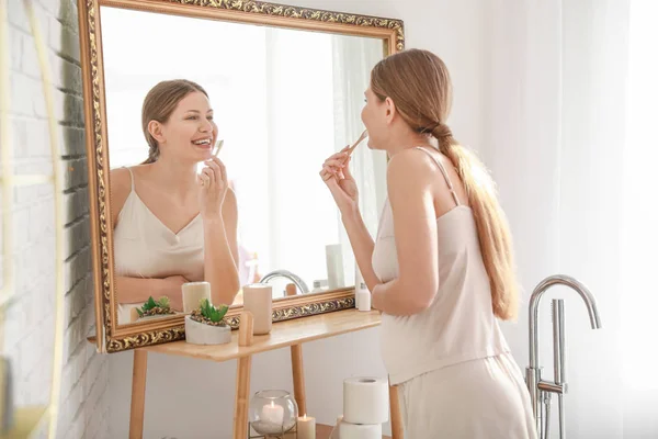 Giovane donna incinta lavarsi i denti in bagno — Foto Stock