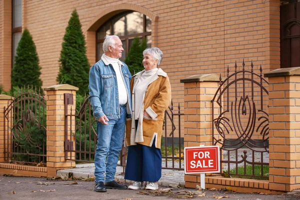 Senior couple near their new house — Stock Photo, Image