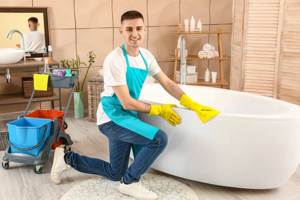 Petugas kebersihan melakukan pembersihan di kamar mandi — Stok Foto