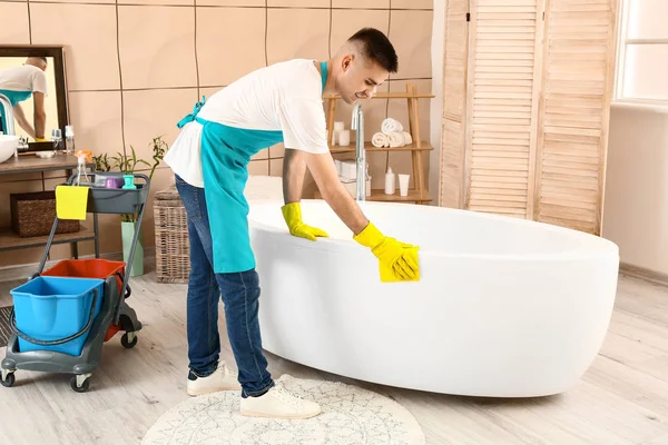 Male janitor doing cleanup in bathroom — Stock Photo, Image