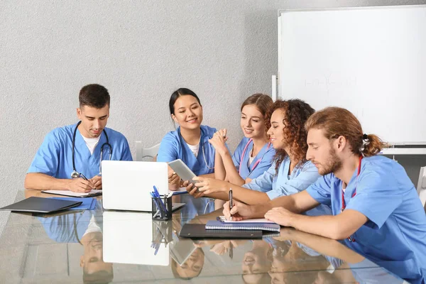 Tıp fakültesinde bir grup öğrenci