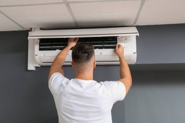 Erkek teknisyen kapalı Klima tamiri