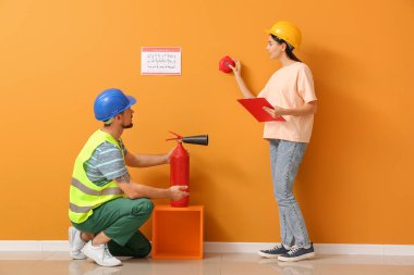 Yangın güvenlik uzmanları binayı inceliyor.