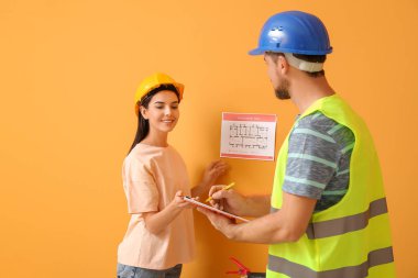 Yangın güvenlik uzmanları binayı inceliyor.