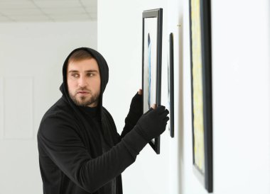 Sanat galerisinden resim çalan hırsız.