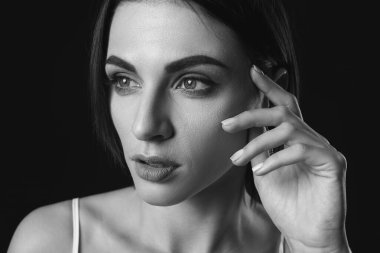 Koyu arka planda moda genç kadının siyah ve beyaz portre