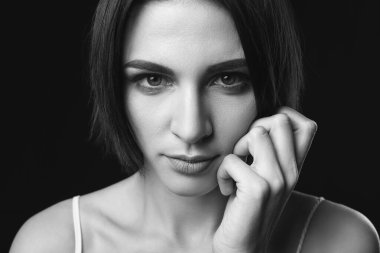Koyu arka planda moda genç kadının siyah ve beyaz portre