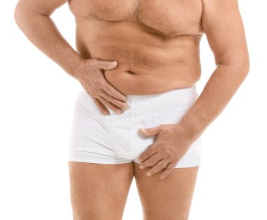 Beyaz arka planda ürolojik hastalığı olan olgun adam