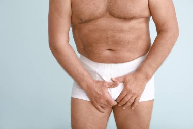 Hafif arka planda ürolojik hastalığı olan olgun adam