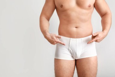 Hafif arka planda ürolojik hastalığı olan genç bir adam.