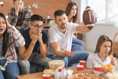 Bir grup taraftar TV 'de ragbi izliyor.