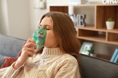 Evde astım spreyi olan hasta genç bir kadın var.