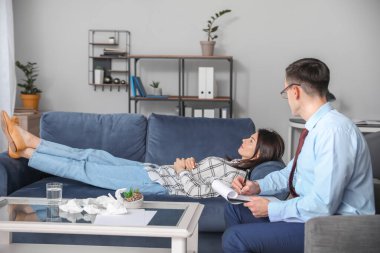 Ofiste genç bir kadınla çalışan psikolog.