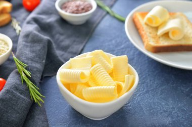 Taze tereyağlı kase.